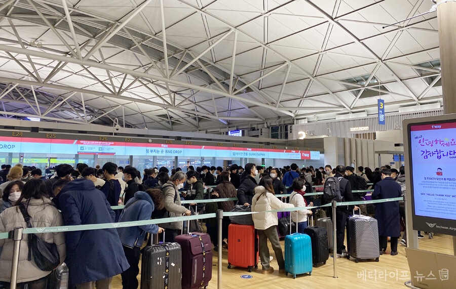 여름 해외여행 공항 출국장 풍경